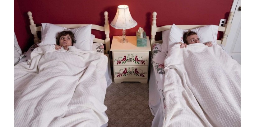 Dormir em camas separadas traz benefícios ao descanso dos casais? Conheça as razões neste artigo. ⬇️